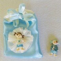 Sacchetti per confetti in satin con coccarda e miniature 'bambini pirati'